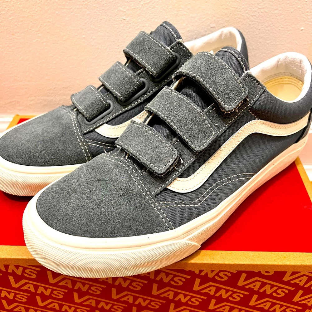 Old skool V Vans in new condition. I just tried them inside....